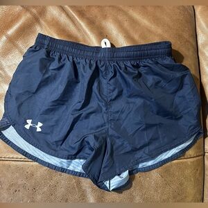 Men’s MEDIUM navy Under Armour running shorts 2 1/2 inch inseam - look new track
